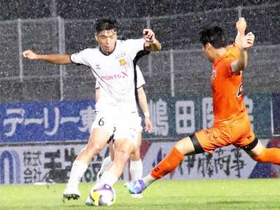 【八戸―福島】雨が降りしきる中、２本のシュートを放ったＭＦ上畑（左）＝プライフーズスタジアム（福島ユナイテッドＦＣ提供）