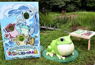 子どもたちの作品が並ぶ「カエルのストーンアート展」