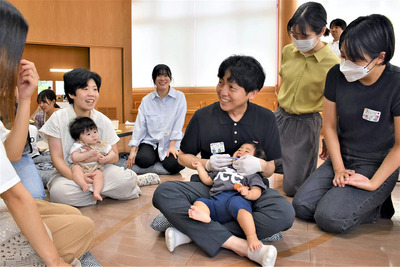地元住民に乳児の歯磨き指導を行う様子