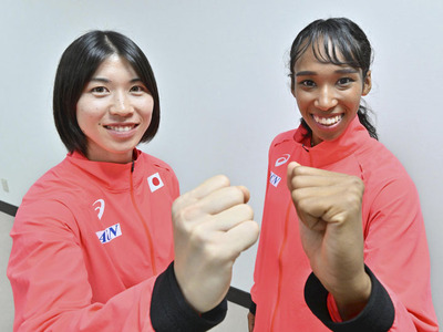 世界陸上混合１６００メートルリレーで８位に入った井戸（右）と松本。井戸は「またこの舞台で勝負したい」と誓いを新たにした