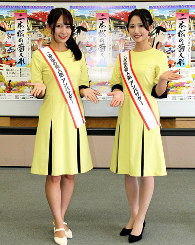 制服姿で決意を語る木村さん（左）と遠藤さん