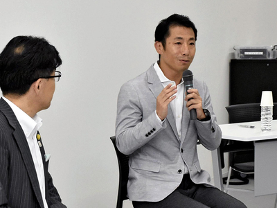 航空宇宙分野の産業振興や人材育成について語る室屋さん（右）