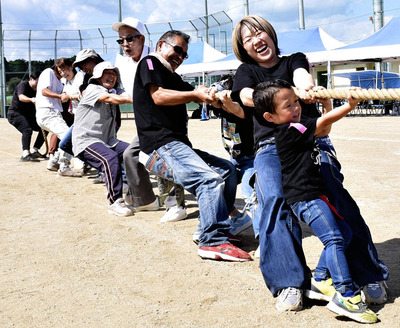 協力して綱引きに取り組み、交流を深めた参加者