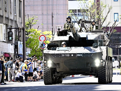 吾妻通りを行進する自衛隊車両