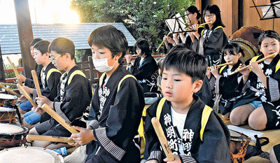 笛や太鼓でおはやしを繰り広げる子どもたち