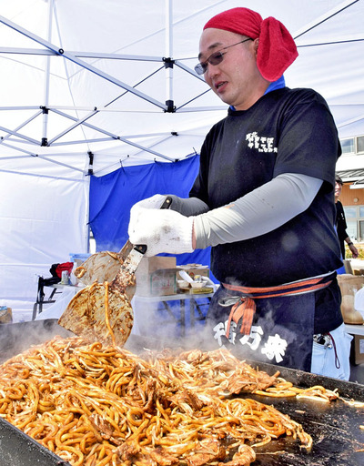 ソースの香ばしい匂いで来場者の食欲を誘った「なみえ焼そば」のブース＝浪江町