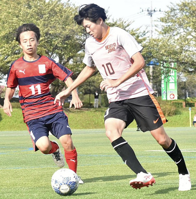 【清陵情報―福島南】激しく競り合う選手＝鳥見山公園多目的広場