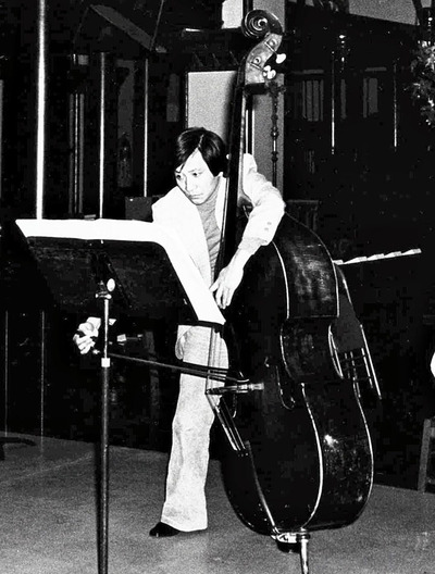 １９７８年にニューヨークでコントラバスを演奏する私。演奏するときはいつも真剣だ。７５年にＭＦＪを始めて、あっというまに５０年が過ぎた