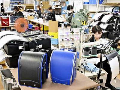 最盛期を迎えているランドセル作り＝会津若松市・羅羅屋会津若松工場