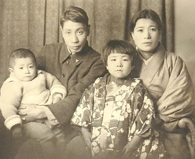 両親と姉と一緒に。父に抱かれているのが２歳の私