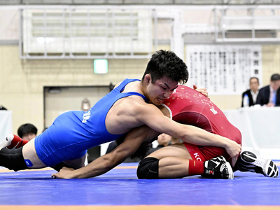 【成年男子フリースタイル６５キロ級】国スポの成年男子で初の表彰台となる３位と奮闘した榊流斗（左） ＝栗東市民体育館