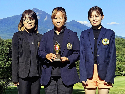 団体で優勝した会津若松市・秋山チーム。（左から）中島、秋山、新城