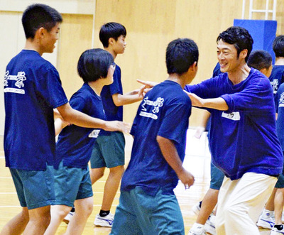 母校の後輩に表現する楽しさを伝える和田さん（右）