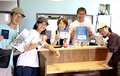 ハイキングパスポートをＰＲする中島さん（左）ら関係者＝富岡町・フキノトウ