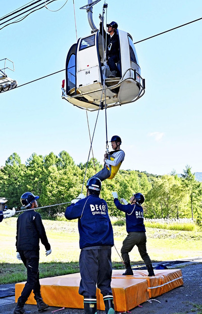 秋の紅葉シーズンに備え、救助訓練する参加者＝３０日午前、北塩原村