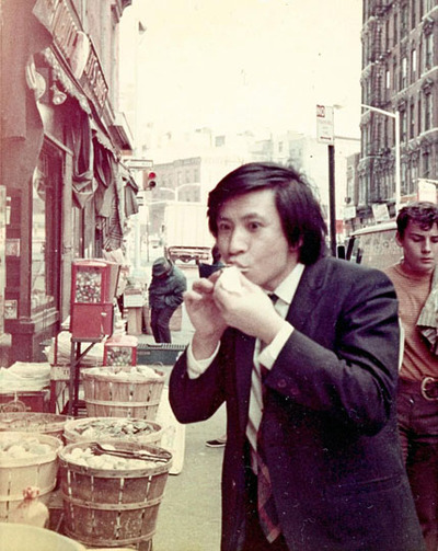 ＮＹのグリニッチビレッジ、ブリーカー・ストリートの魚屋の前で生貝を食べている私（１９７０年ごろ）