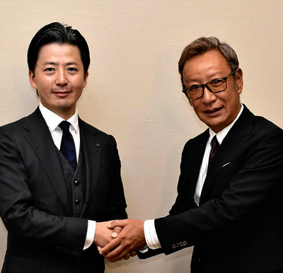 握手を交わす金子（左）、池本の両氏