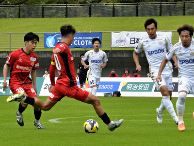 【福島―松本】後半12分、左足でシュートを決める福島の城定(左から2人目) =とうほう・みんなのスタジアム