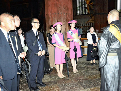 東大寺を視察する近内議長（左）ら