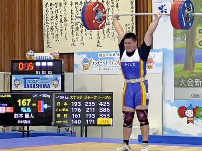 【ウエイトリフティング少年男子１０２キロ超級】スナッチ１４０キロ、ジャーク１６７キロ、トータル３０７キロで優勝した鈴木優人（田村高３年）＝滋賀県安曇川高体育館