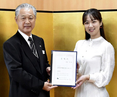 杉山町長（左）から委嘱状を受けた奥脇さん