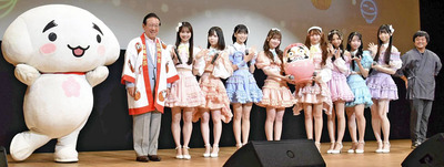 白河だるまを手にするメンバーら