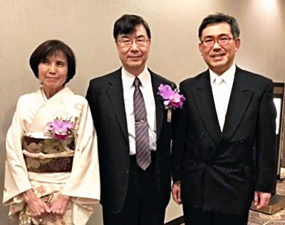 坂口さん（中央）の文化勲章受章を祝う祝賀会に参加した小柴さん（右）。左は坂口さんの妻教子さん＝２０２０年２月、大阪市（小柴さん提供）