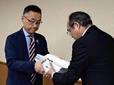 三浦学長に署名を手渡す佐戸川代表（左）