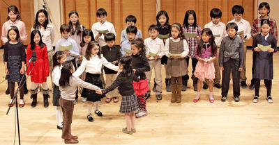 ２０１２年２月、ニューヨークで「までいの心音楽祭」を開いた。「までいのロンド」を子どもたちが福島のために歌ってくれた（撮影ＫｅｎＨｏｗａｒｄ）