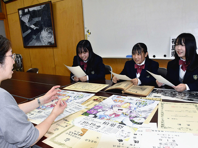 文化祭の準備を進める（左から）根本さん、渡辺さん、吉田さん