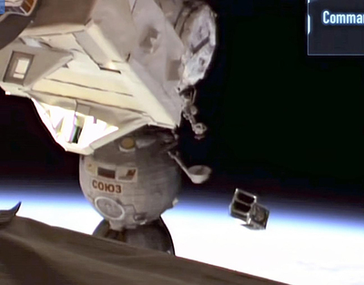 国際宇宙ステーションの日本実験棟「きぼう」から放出されるＩＷＡＴＯと千葉工業大のＢＯＴＡＮの二つの人工衛星（ＪＡＸＡの中継から）