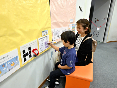 福島市の屋内遊び場を訪れた親子。屋内で安心して遊べる場所のニーズは高い