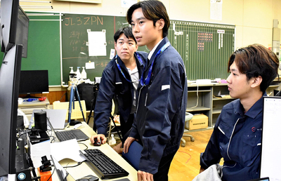 ＩＷＡＴＯからの電波を受信する作業に取り組むメンバー