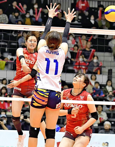 【デンソー―東レ滋賀】第1セットでアタックを放つ野田=宝来屋ボンズアリーナ