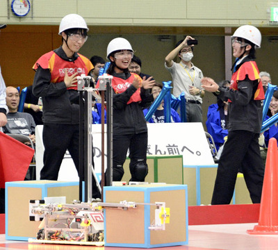 予選ラウンドで勝利し笑顔を見せる福島高専Ｂチーム