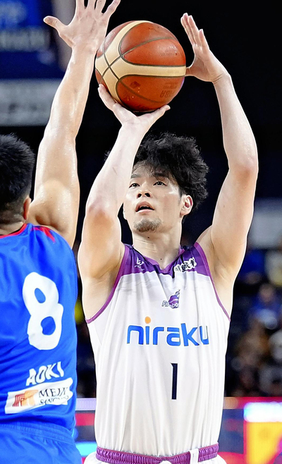 【福岡―福島】第３Ｑ、３点シュートを決める福島の中野＝照葉積水ハウスアリーナ
