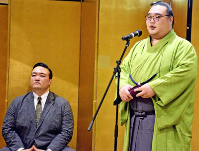 飛躍を誓う白熊（右）と同席した二所ノ関親方