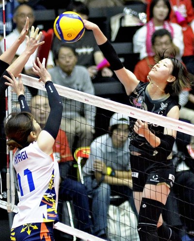 【デンソー―東レ滋賀】第２セット、スパイクを放つデンソーの中元＝宝来屋ボンズアリーナ
