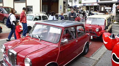 柳津町の商店街にずらりと並んだ英国の名車「ミニ」