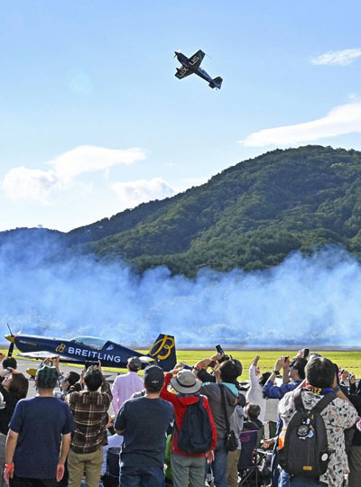 エアダンスバトルで観客に見守られながら飛び立つ室屋選手の機体＝１２日午後、福島市・ふくしまスカイパーク