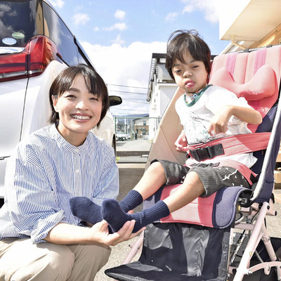 木田さん（左）が作った靴下をはく帆乃花さん。木田さんは「この靴下を必要な人に届けたい」と意欲を語る