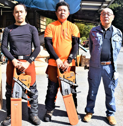 大会での活躍を誓う遠藤さん（左）と渡辺さん。右は松永組合長