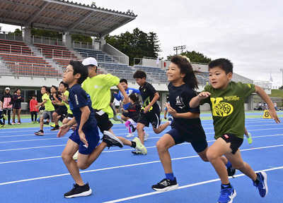 さまざまなスポーツに挑戦する参加者＝鏡石町・鳥見山陸上競技場