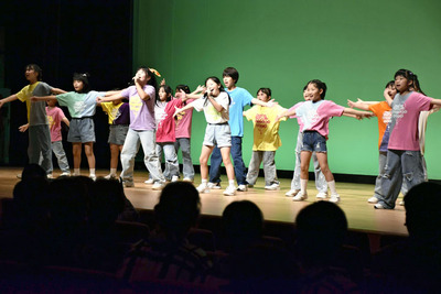 日頃の練習の成果を披露する出演者