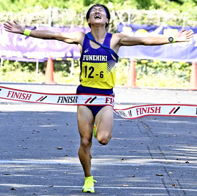 １１年ぶりの優勝を果たした船引のアンカー三輪＝南相馬市馬事公苑