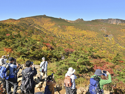 青空の下に錦秋の大パノラマが広がる安達太良山 ＝１５日午前、二本松市・薬師岳の展望台