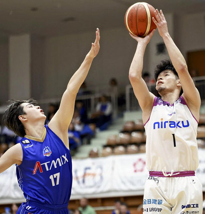 【青森―福島】第１Ｑ、シュートを狙う福島の中野（右）＝青森県武道館