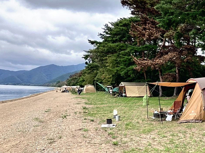 完全予約制の有料キャンプ場として２０区画のサイトを設けた舟津浜＝９月、郡山市湖南町