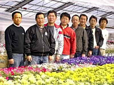 矢祭鉢物研究会のメンバーと私（左から４人目）。矢祭町が花の産地となるように協力し合っている