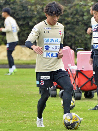 「諦めずにプレーオフを狙う」と意気込むＭＦ加瀬 ＝クレハ総合グラウンド